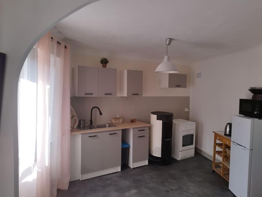 Jolie Maison De Bourg Tout Equipee 10Km D'Ambert Saint-Amant-Roche-Savine Kültér fotó