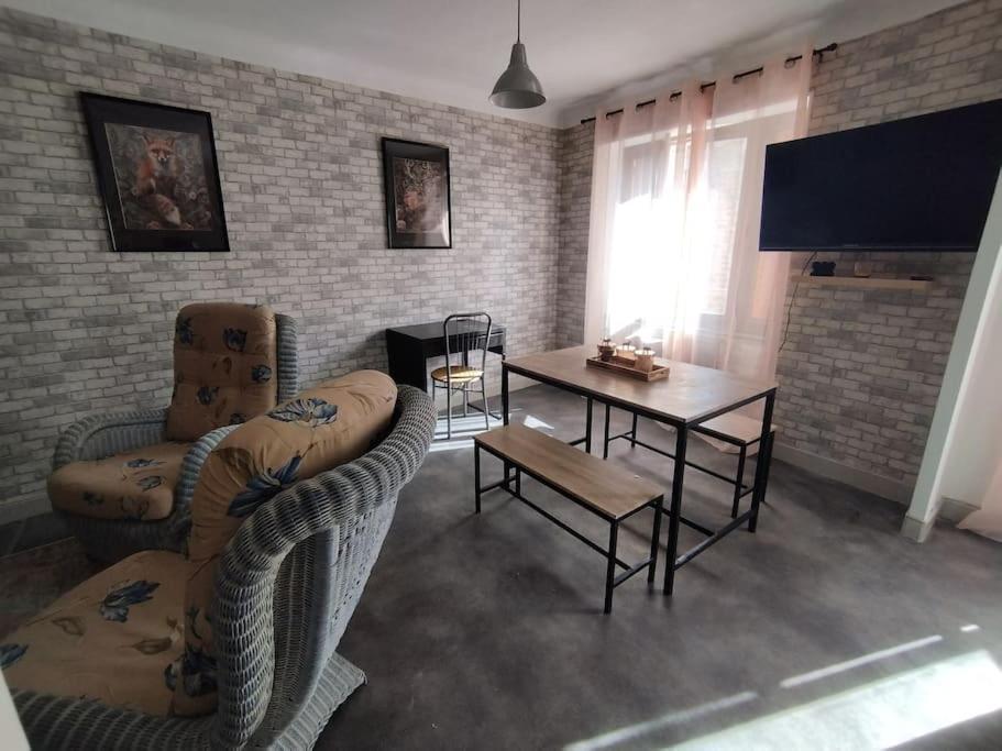 Jolie Maison De Bourg Tout Equipee 10Km D'Ambert Saint-Amant-Roche-Savine Kültér fotó